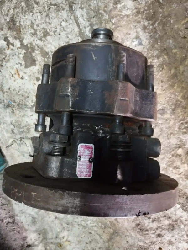 HYDRAULIC MOTOR TIGHEN WITH 600 422.5LBF FT EVERY 250H 101